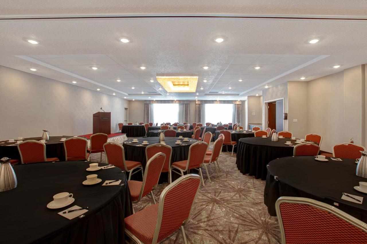 The Landing Hotel & Conference Centre St. Paul Exterior foto